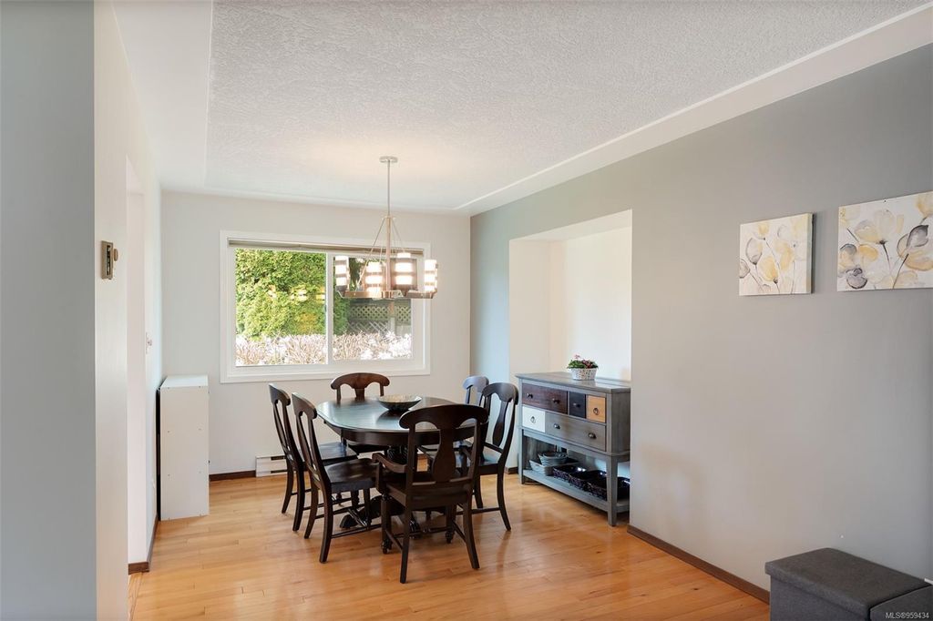 listing image 16049411837148395702