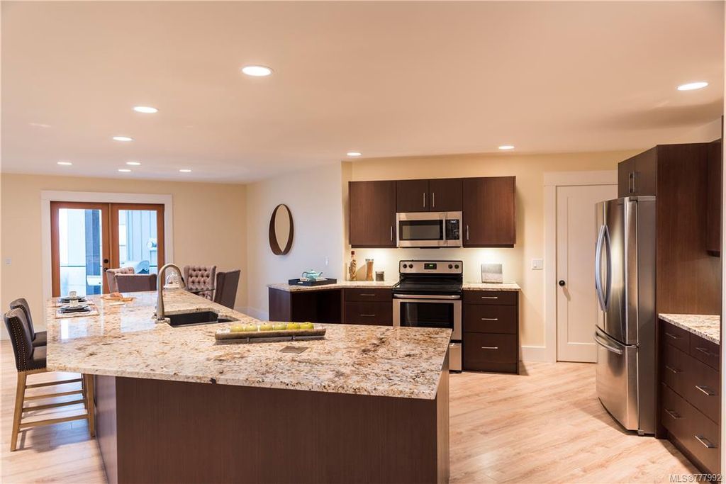 listing image 16042985402899352816