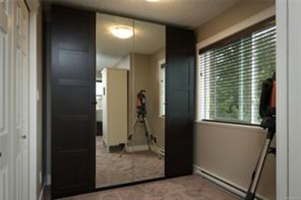 listing image 16042934490935