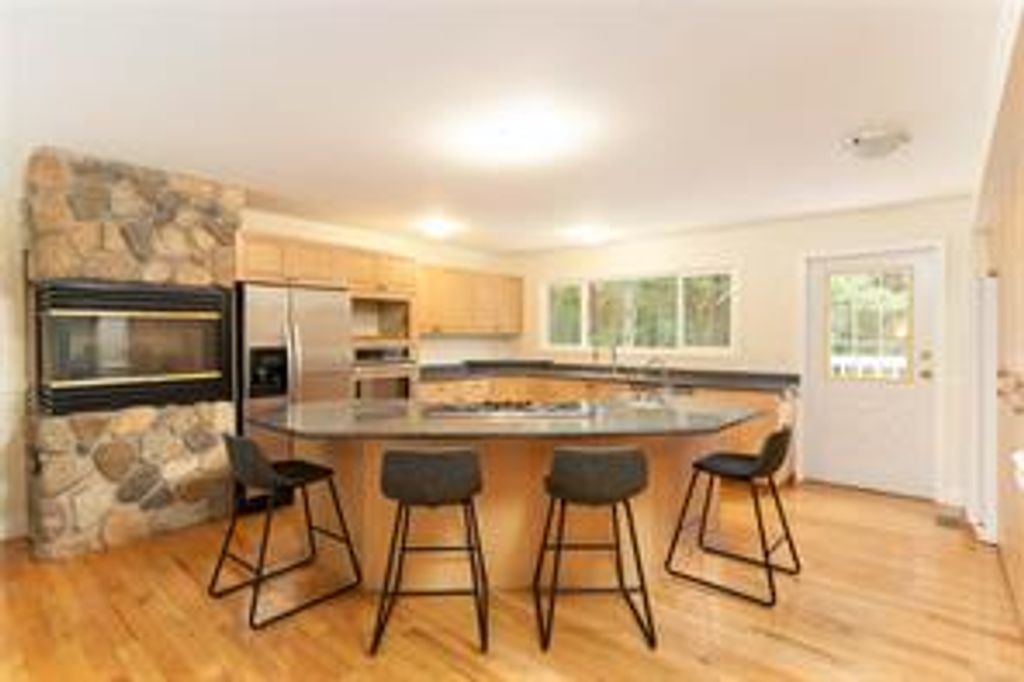 listing image 16042387970818