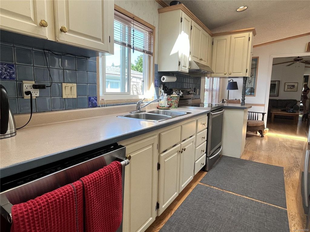 listing image 16041052354359696829