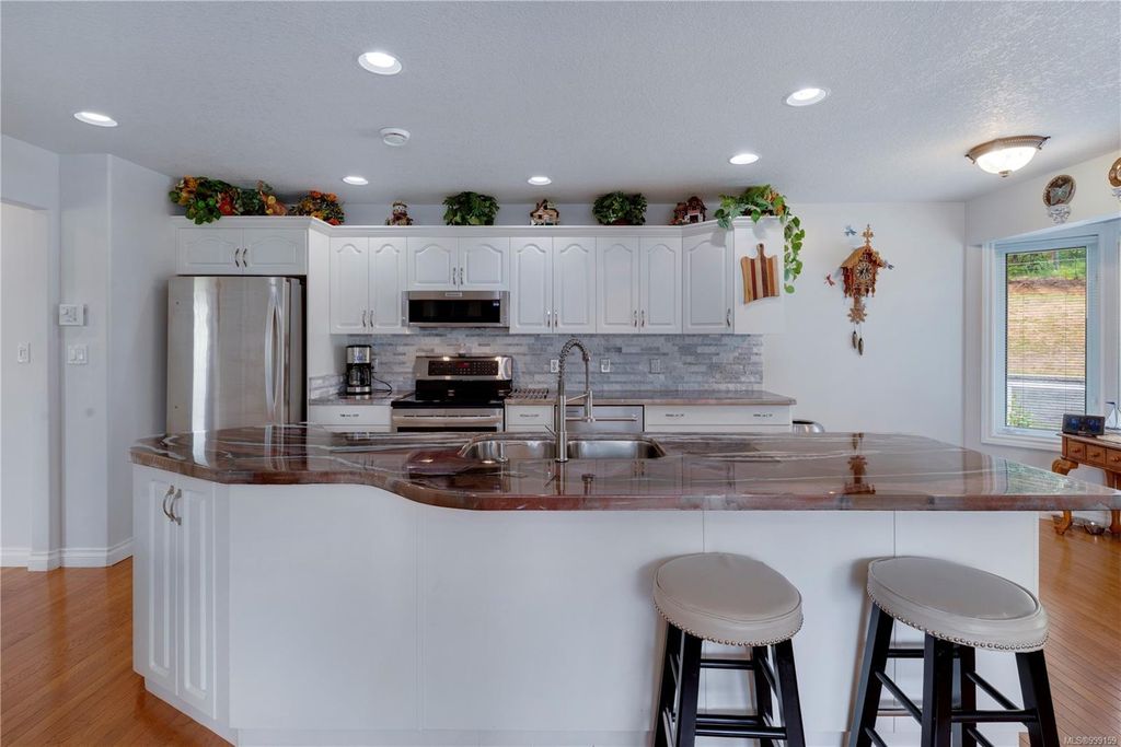 listing image 16049909285266875826