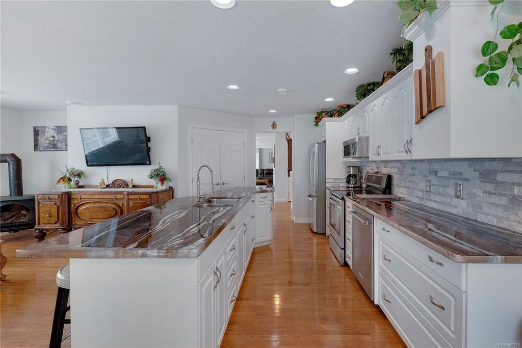 listing image 16044815298624435253
