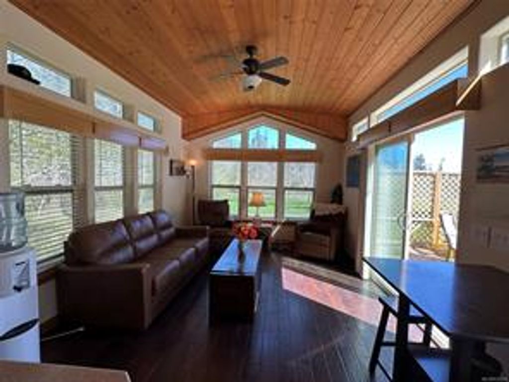 listing image 16042131685149139345