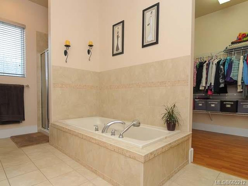 listing image 16042857411291881874