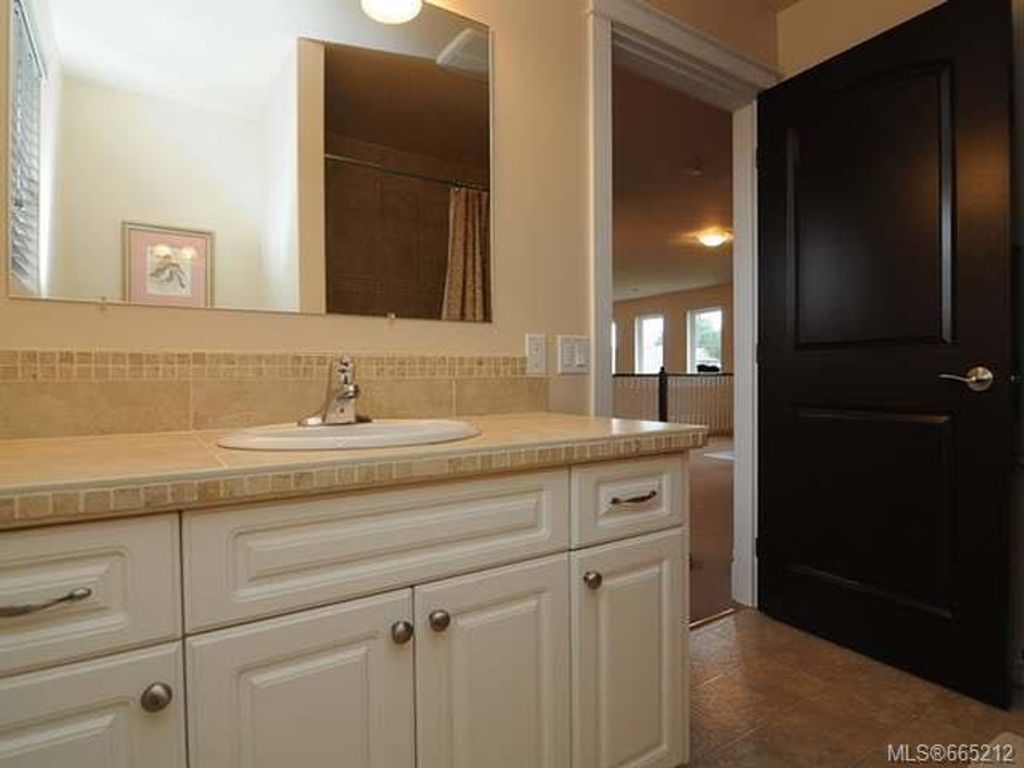 listing image 16049945627437857829