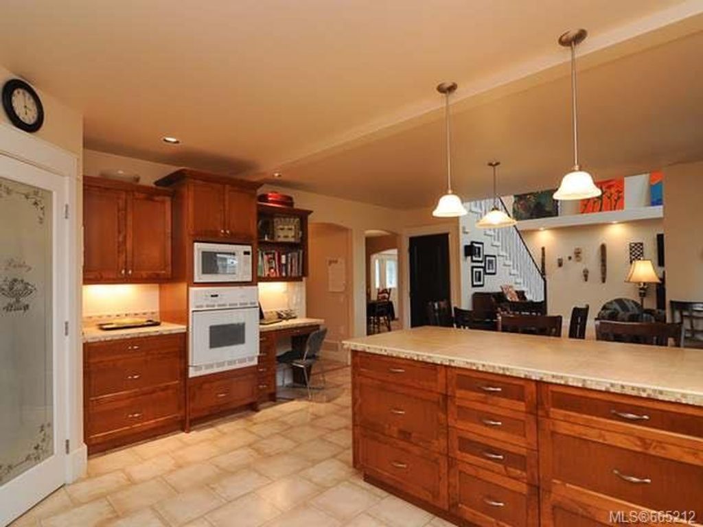 listing image 16046299087310066965