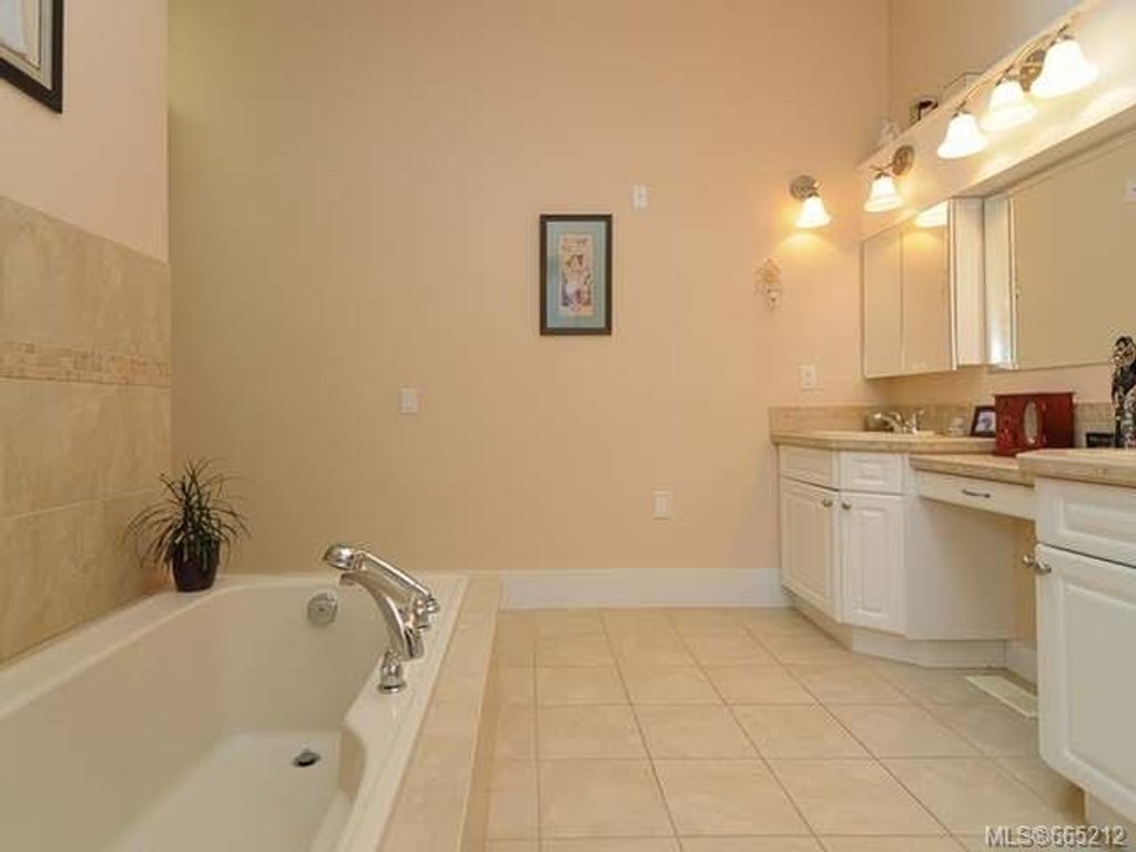 listing image 16043127673289413373