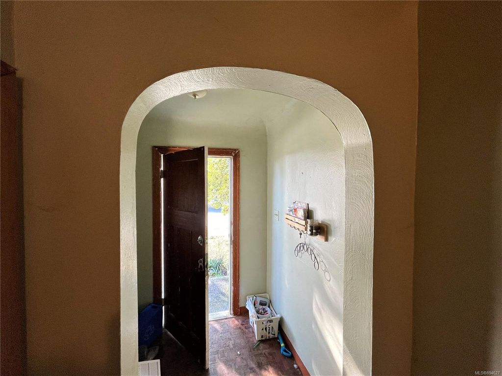 listing image 16042669079063