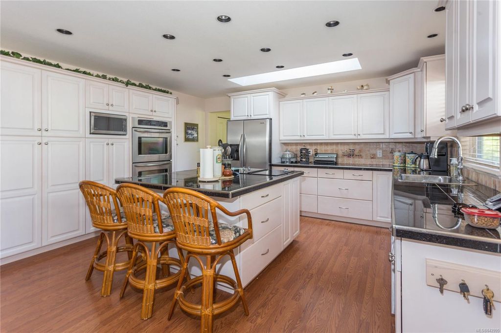 listing image 16040651948664491393