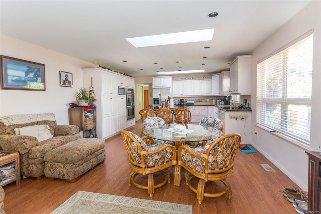 listing image 16044456394095658959