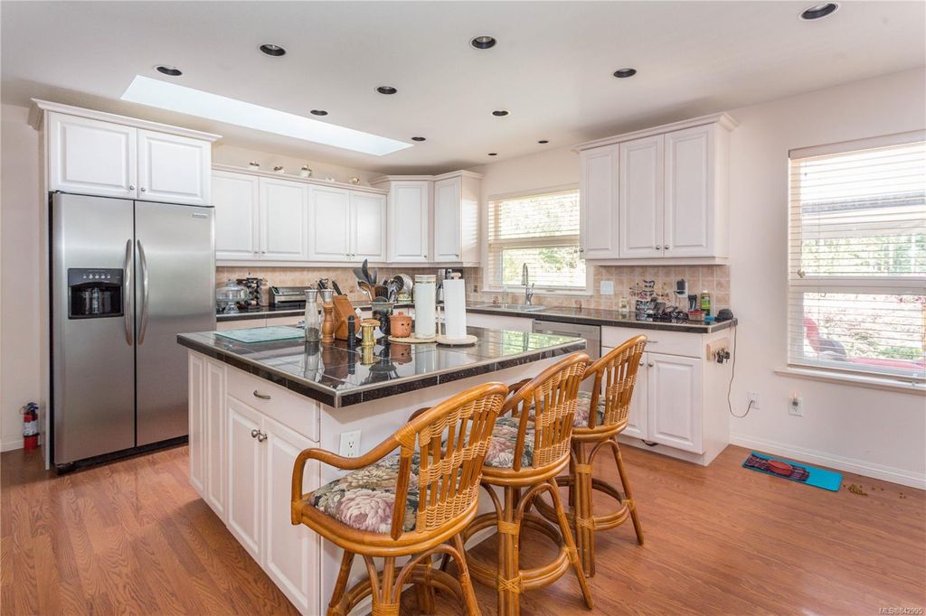 listing image 16041079706463807128