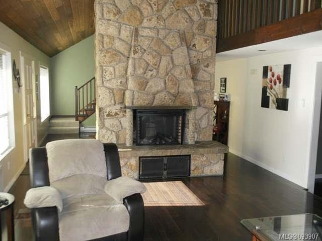 listing image 16048133546726280895