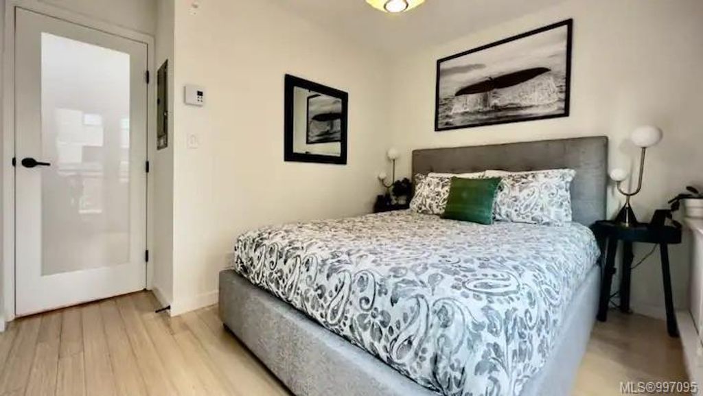 listing image 16041261831295107779