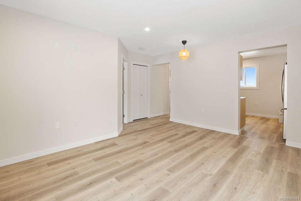 listing image 16042937137744443596