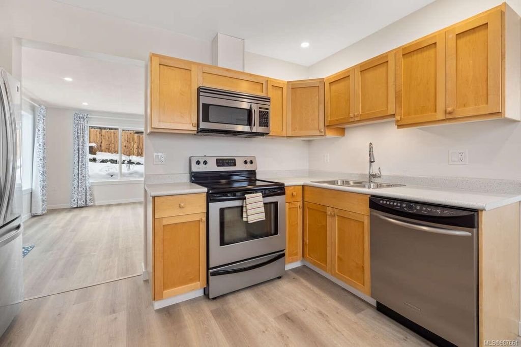 listing image 16048819000458867658