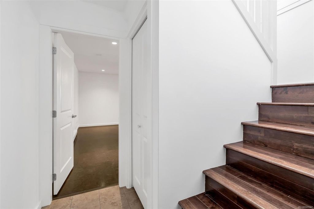 listing image 16043897326283810293