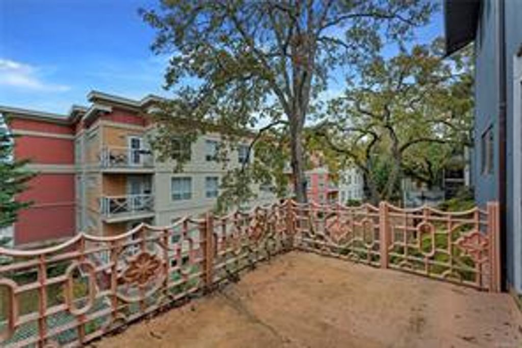 listing image 16042787080303