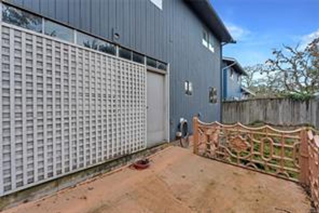 listing image 16041833501642