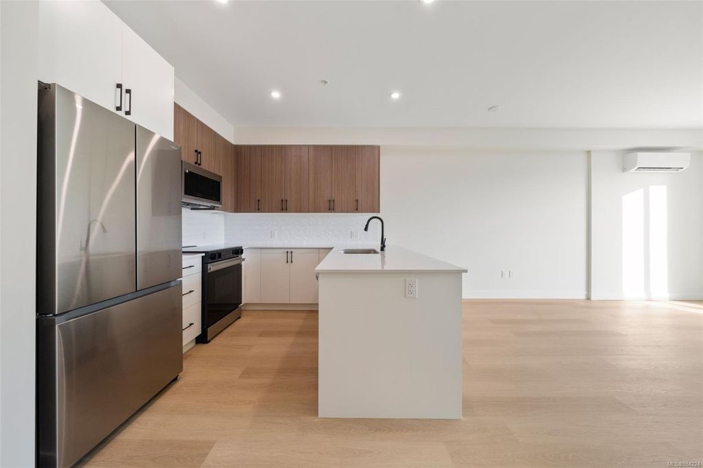 listing image 16048752710359782244