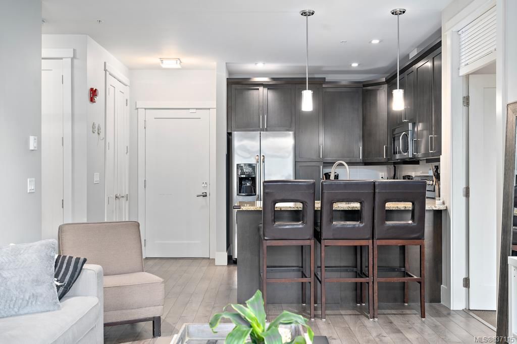 listing image 16045686114035340739