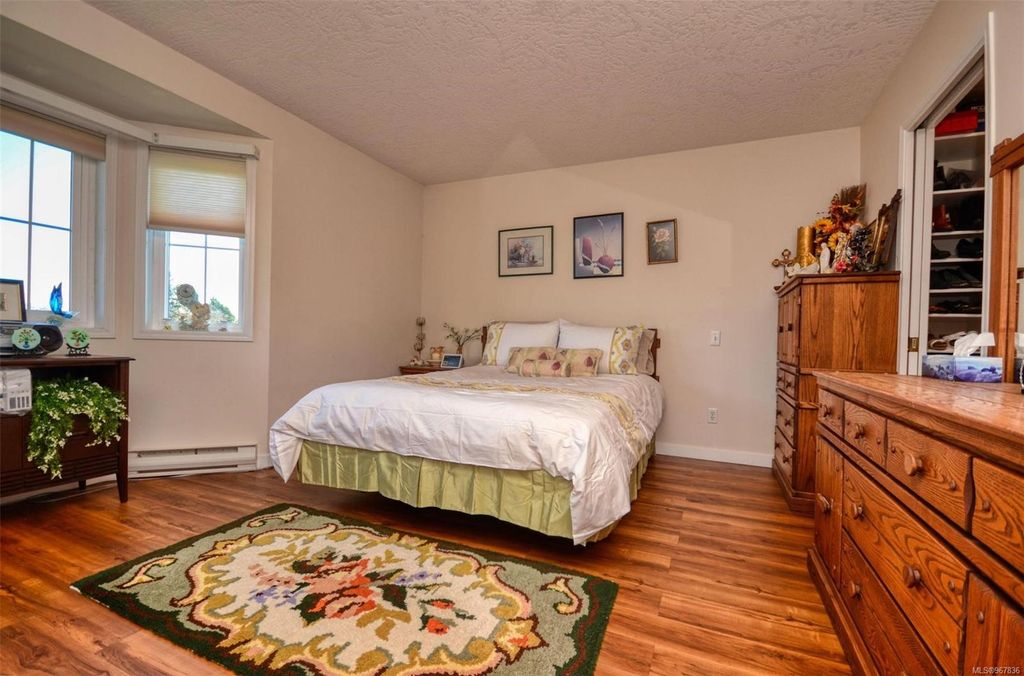 listing image 16048505376442882152