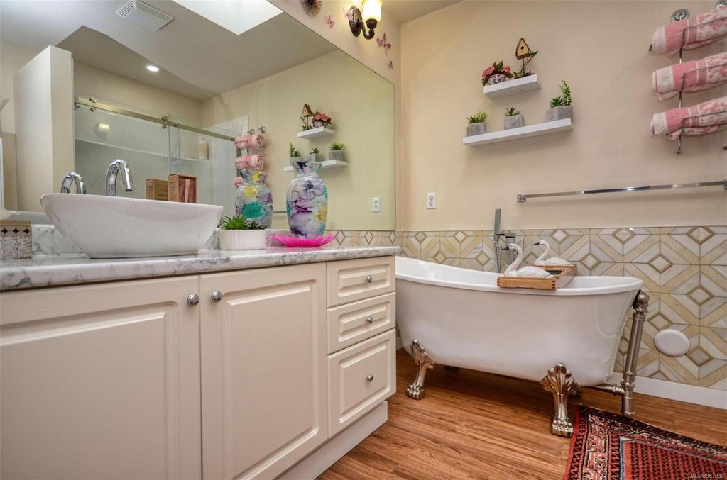 listing image 16046310164694578294