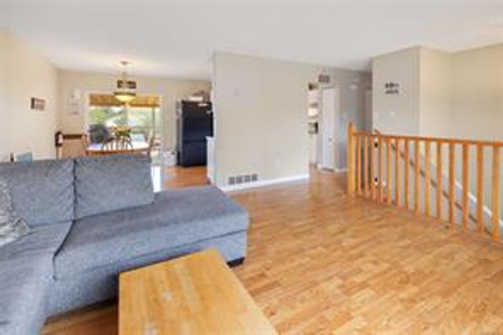 listing image 16041840974165