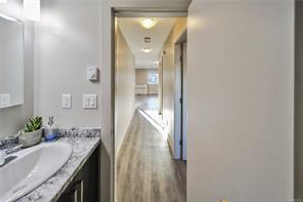 listing image 16048264044698256178