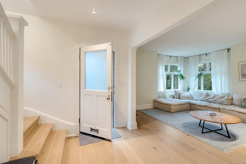 listing image 16044364099745259590