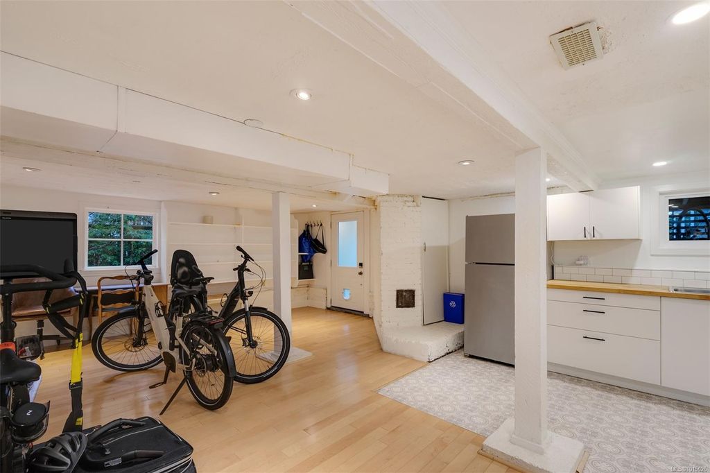 listing image 16048073136018990720