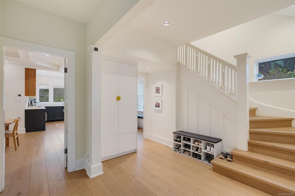 listing image 16047910246496050680
