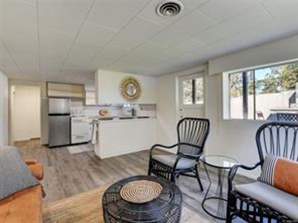 listing image 16045799340685007453