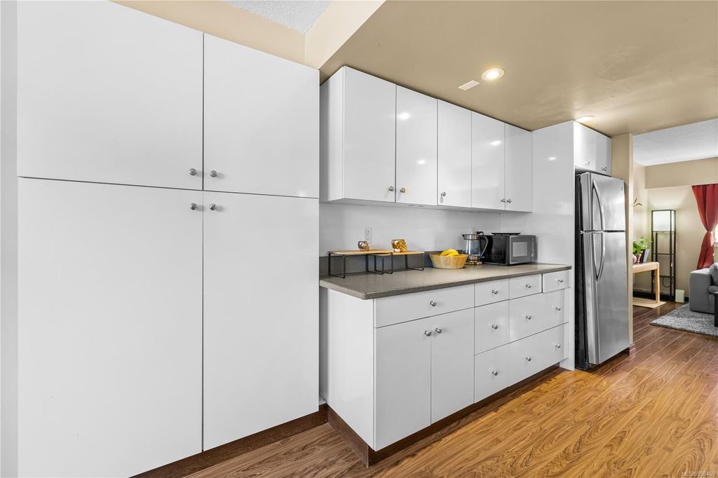 listing image 16042483210245362449