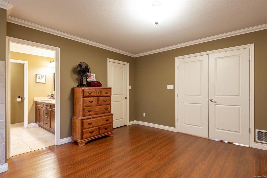 listing image 16043408396137