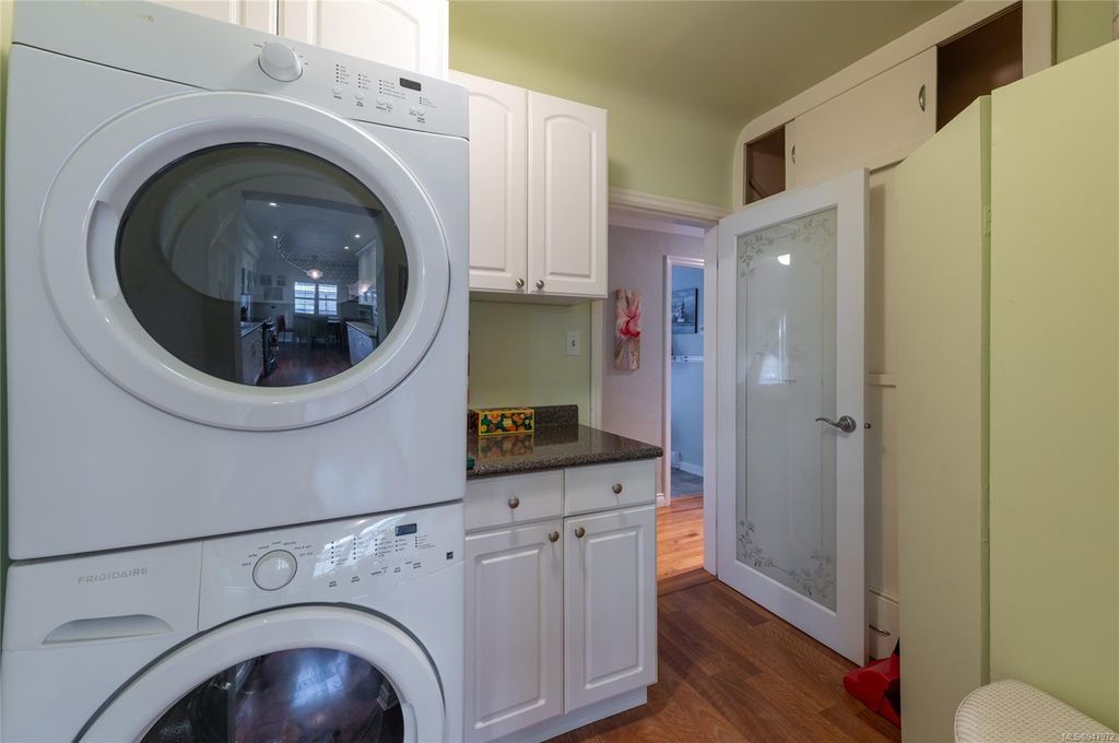 listing image 16042349395665693058