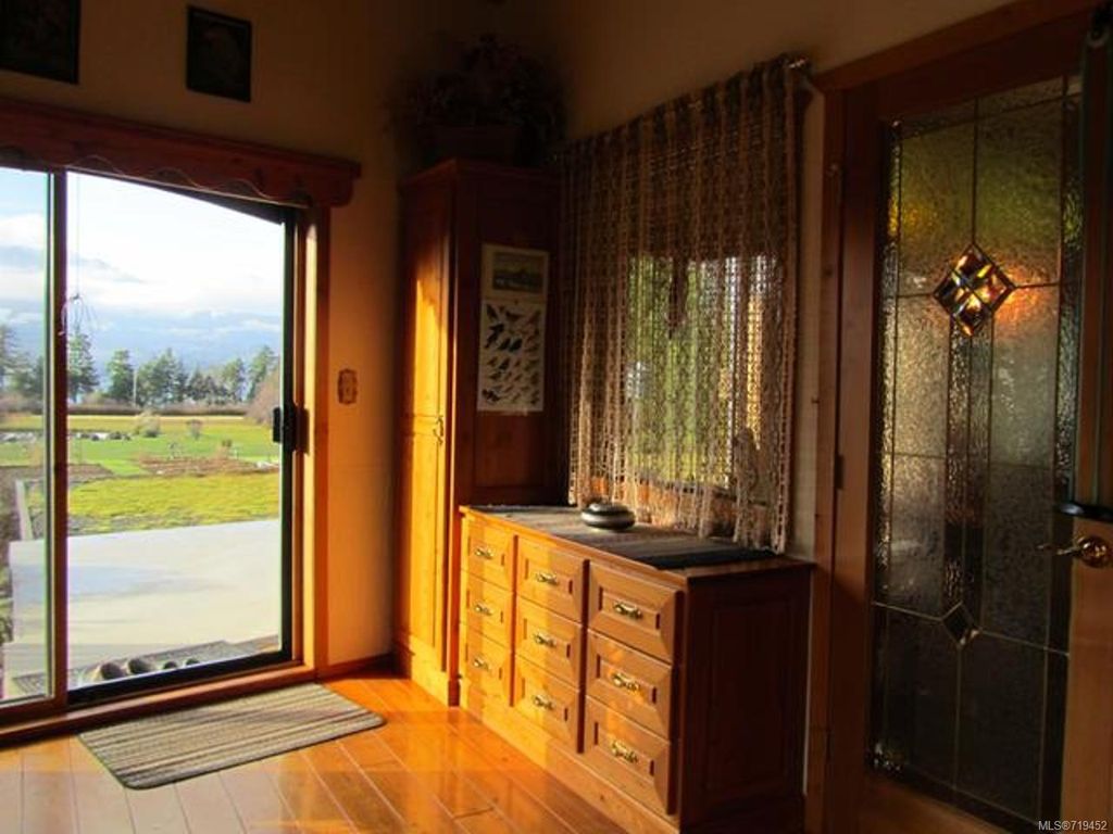 listing image 16047911132958348373