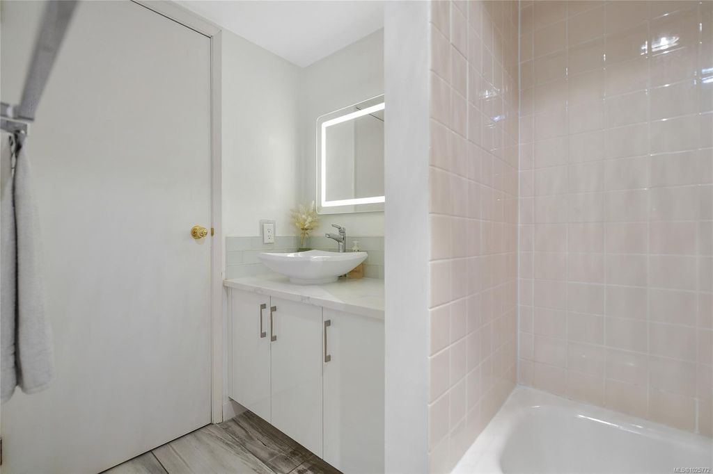 listing image 16044330313560451968