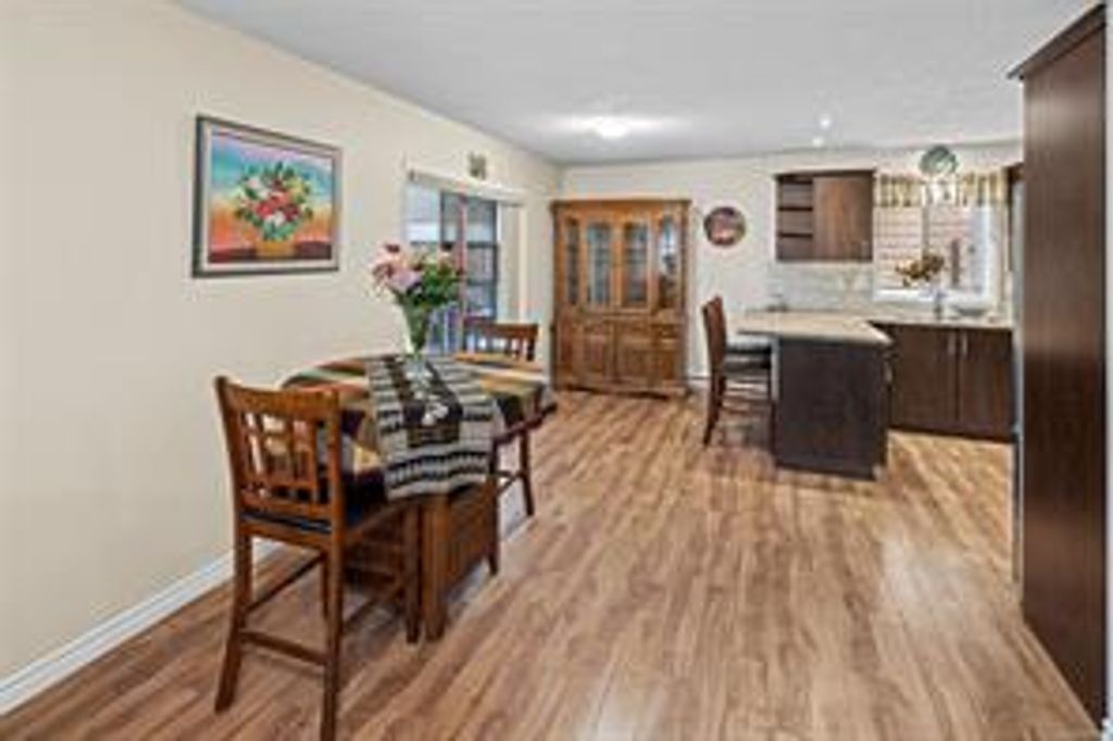 listing image 16042103406536