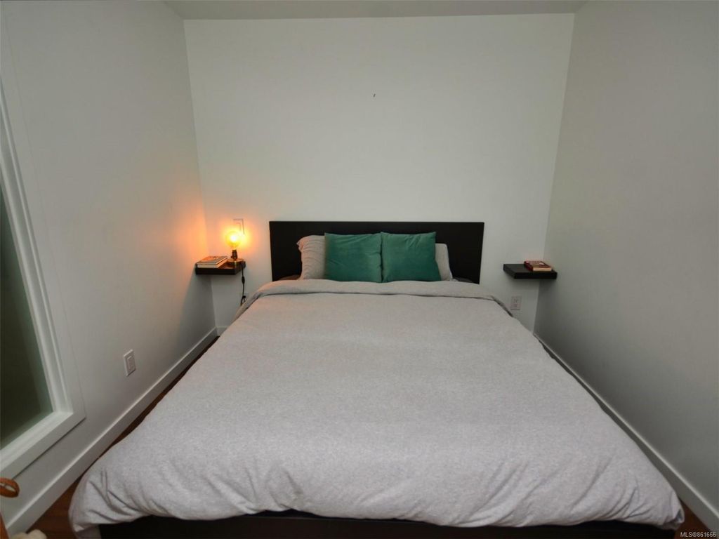 listing image 16045381937257588875