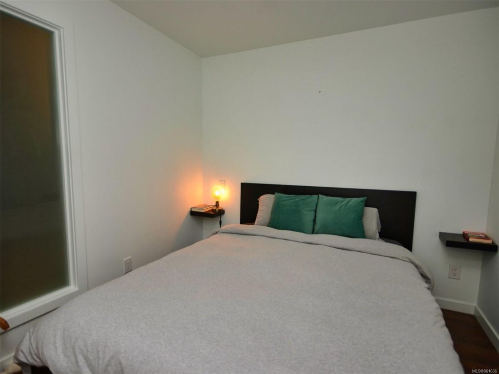 listing image 16046017724093911653