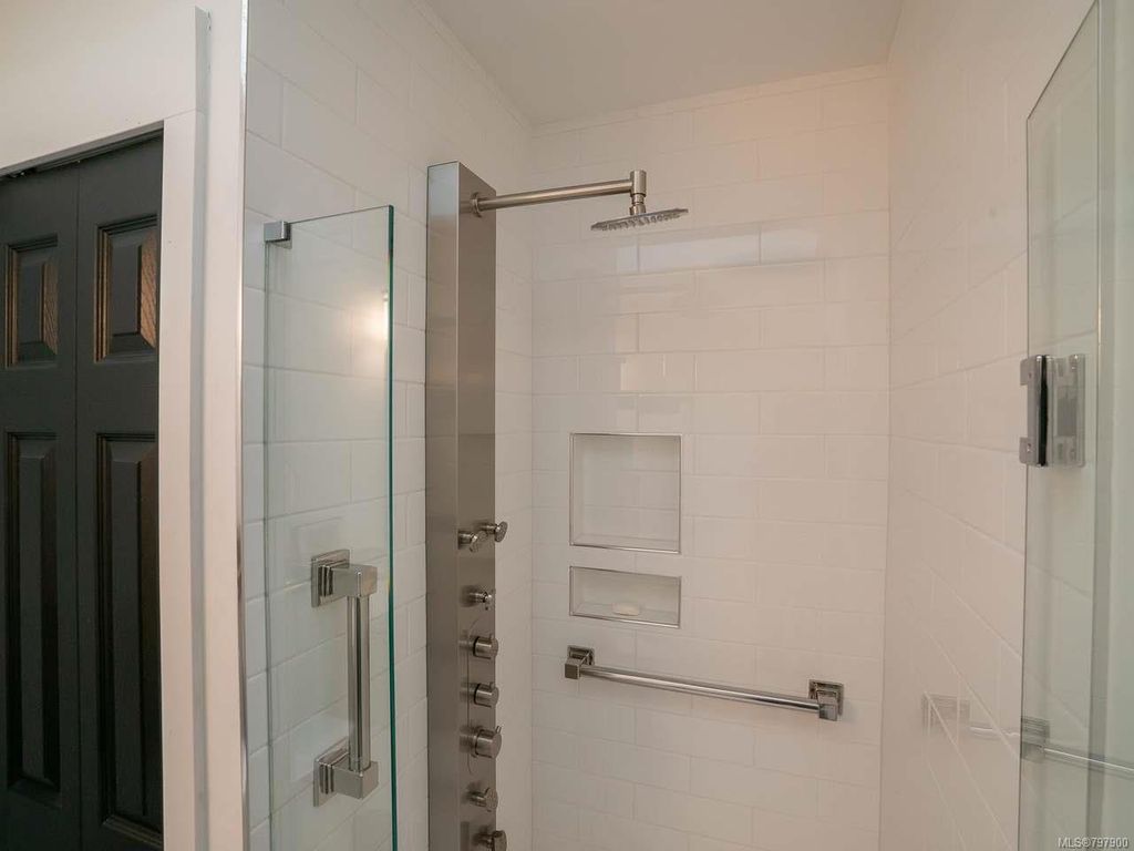 listing image 16041471419096583209