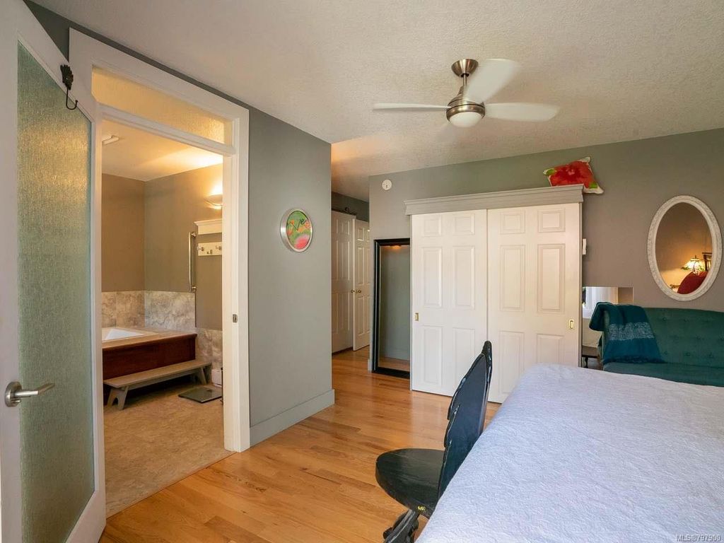 listing image 16048358805272791497