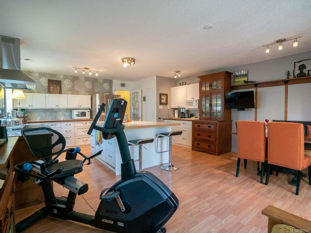 listing image 16041331087752862282