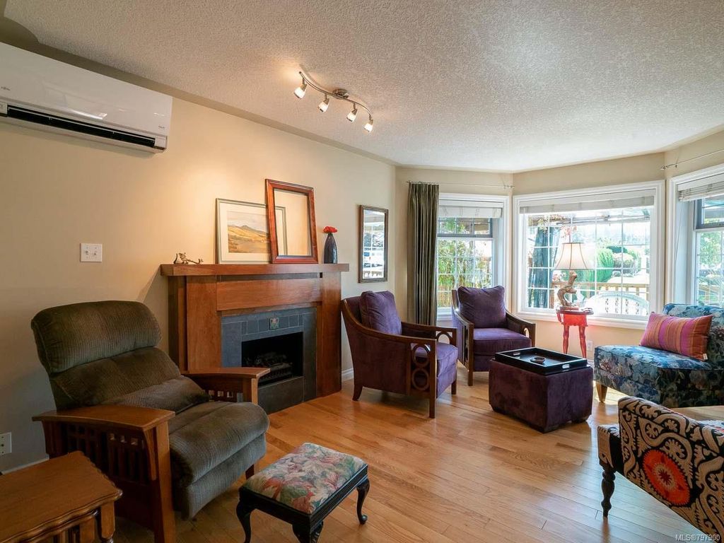 listing image 16049349831877010820