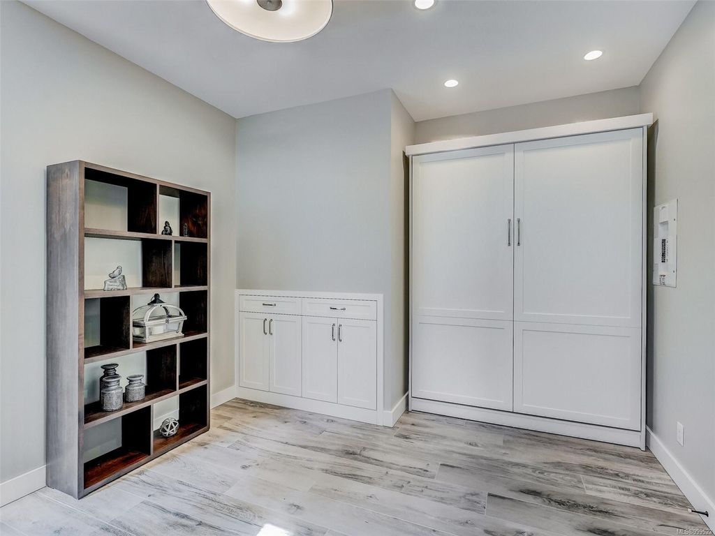 listing image 16049018305684416568