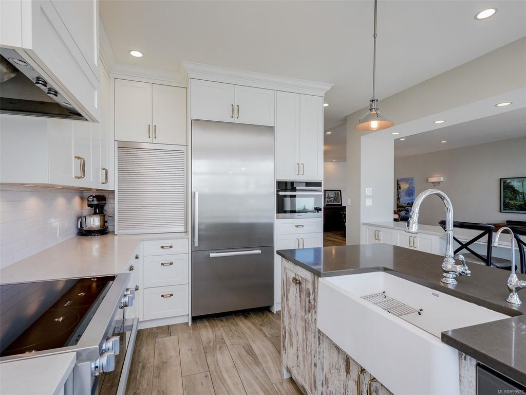 listing image 16048310097185376635