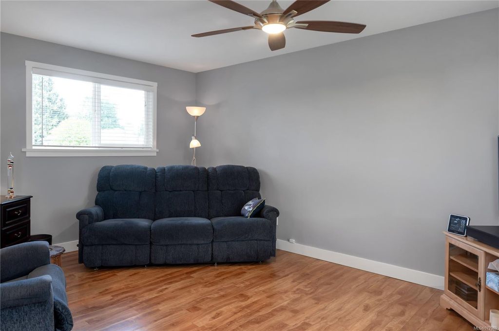 listing image 16048395407646867875