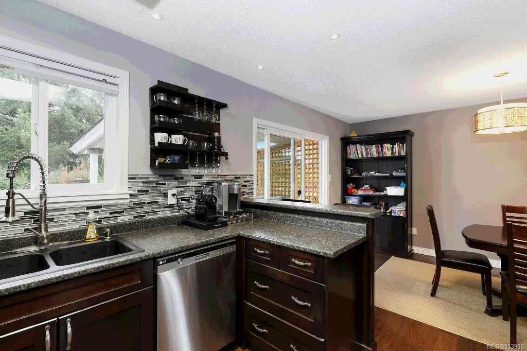 listing image 16040290198141737395