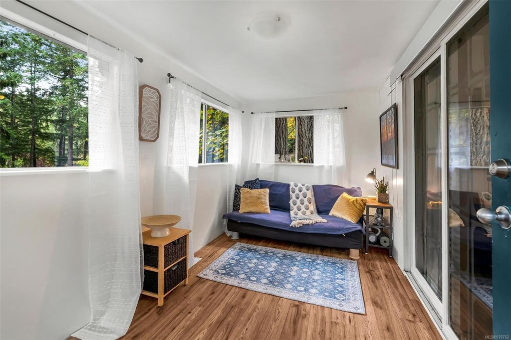 listing image 16049082887124435395
